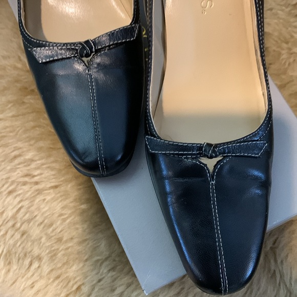 Aerosoles black leather almond toed pumps. Size 7 1/2 M. - Picture 2 of 11